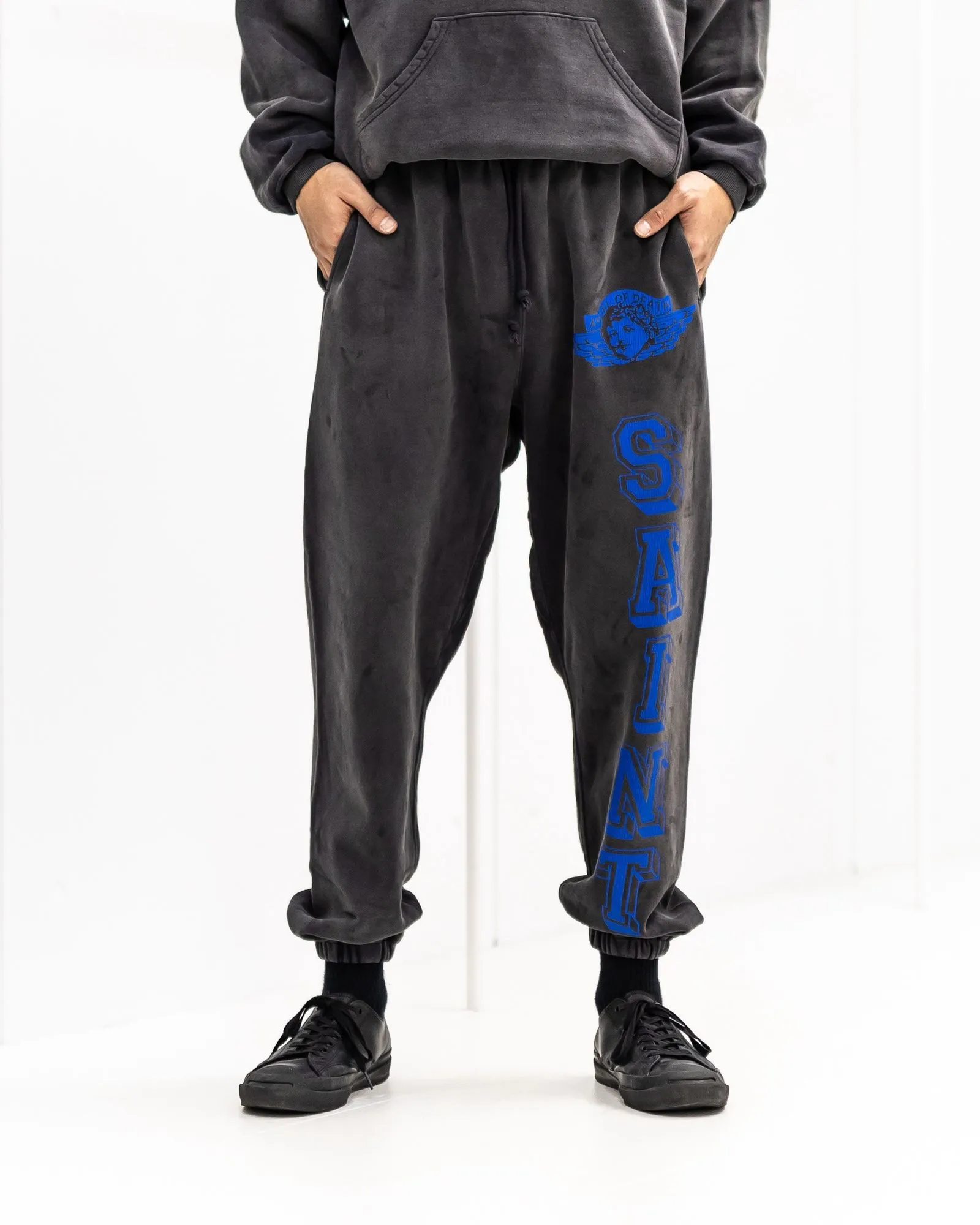 SAINT Mxxxxxx SWEAT PANTS/ANGEL/BLK Blue Angel Reborn Sweatpants Washed black S-XL Assute dyeing Sprayed on the whole piece to fade Wormhole destruction treatment Heavy fermentation washing to create NEW VINTAGE texture Factory four-needle and six-thread workmanship No bone seams More comfortable to wear Genuine grade crack printing/correct accessories